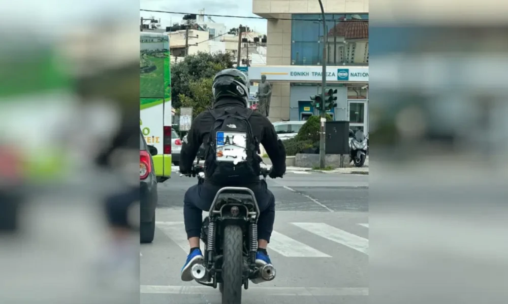 Ηράκλειο: Viral έγινε μοτοσυκλετιστής - «Φόρεσε» την πινακίδα κυκλοφορίας του